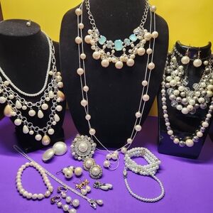 #2462, GREAT FAUX PEARLS LOT OF 18 ITEMS, NECKLACES, BRACELETS, EARRINGS & PENDA